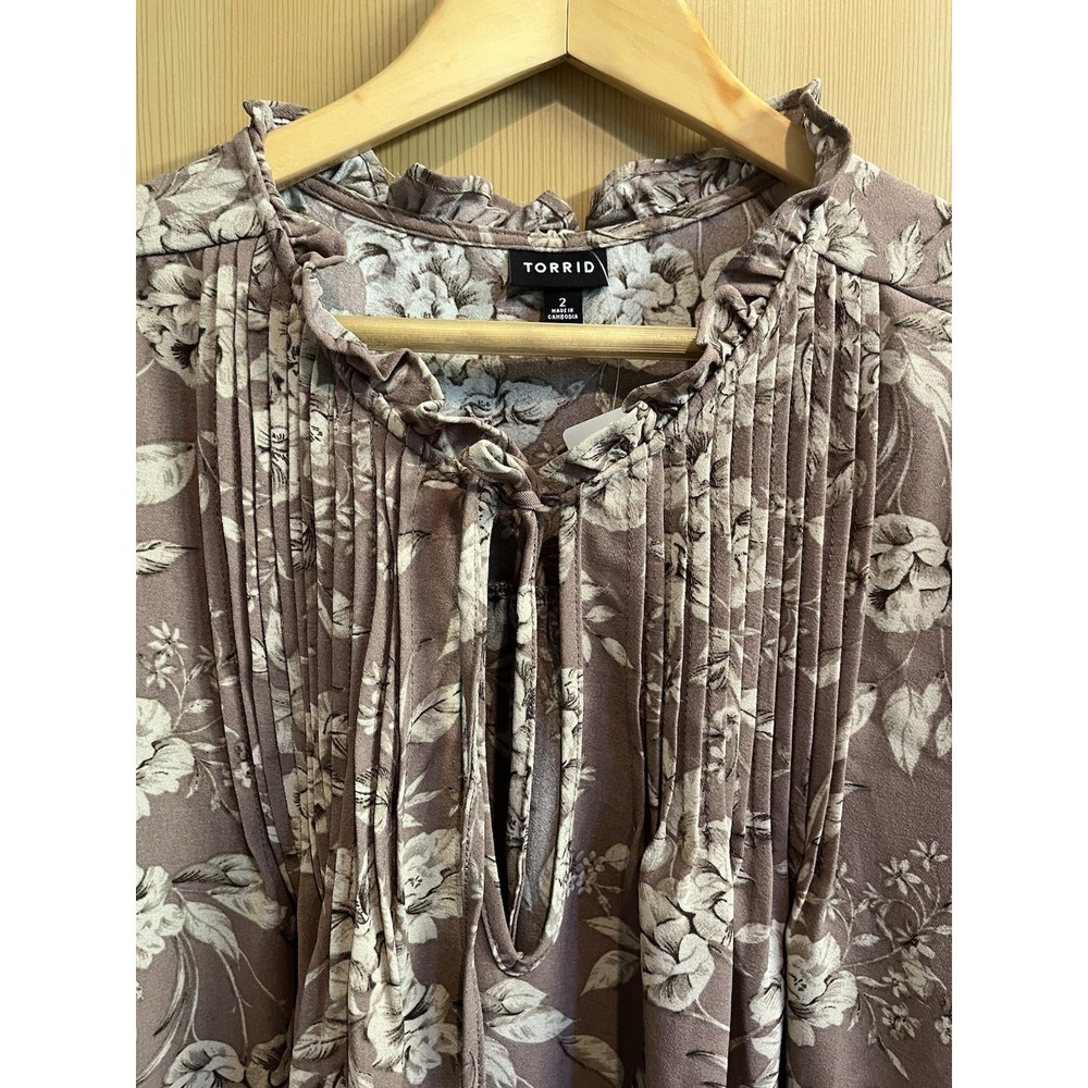 Torrid Peasant Sleeve Pintuck Blouse in Chic Floral Deep Taupe Women's Size 2 - Picture 7 of 13